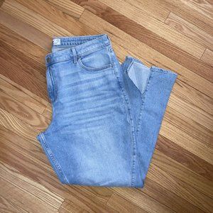 Hollister Women’s Curvy High Rise 90’s Vintage Straight Sz 17R (w33L31)